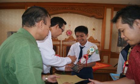 Penyerahan Piala