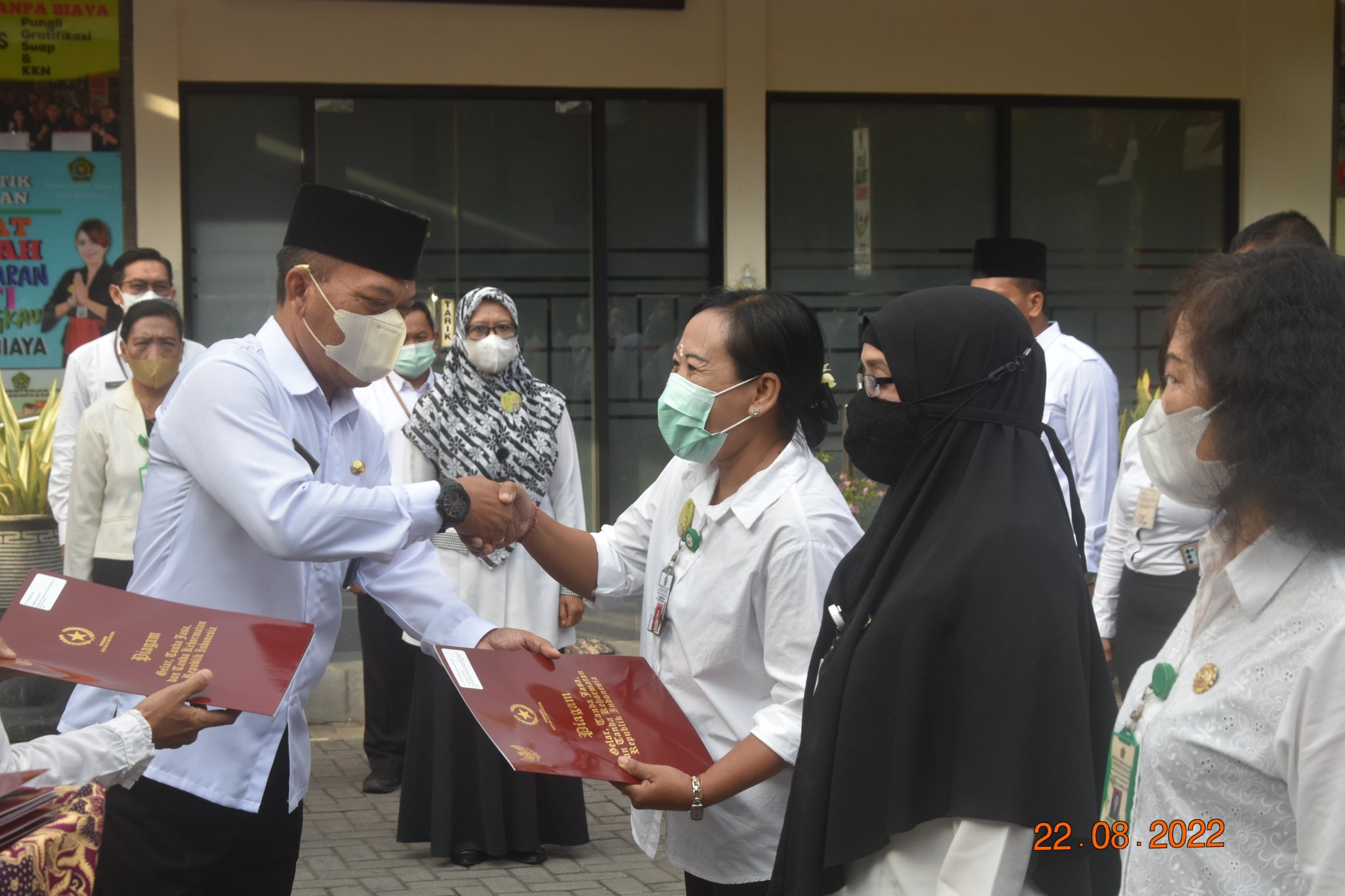Kepala Kantor Serahkan Satya Lencana Kepada Jajaran ASN Kantor Kementerian Agama Kota Denpasar