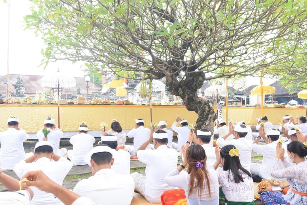 Persembahyangan Bersama Pemkot Denpasar Serangkaian Hari Suci Saraswati