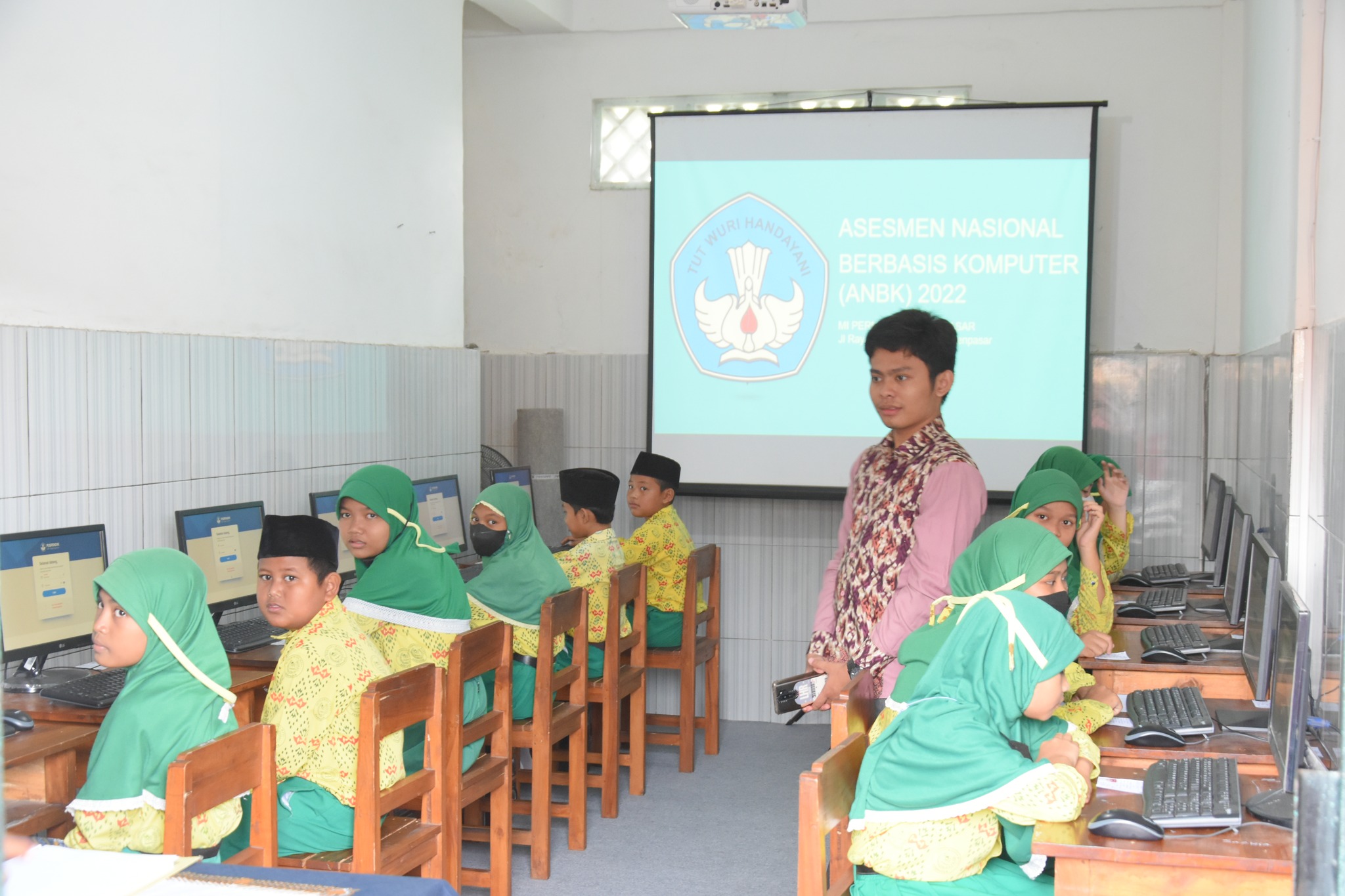 Monitoring Pelaksanaan ANBK dan Penyerahan SK SRA di MI Permata Hati Denpasar