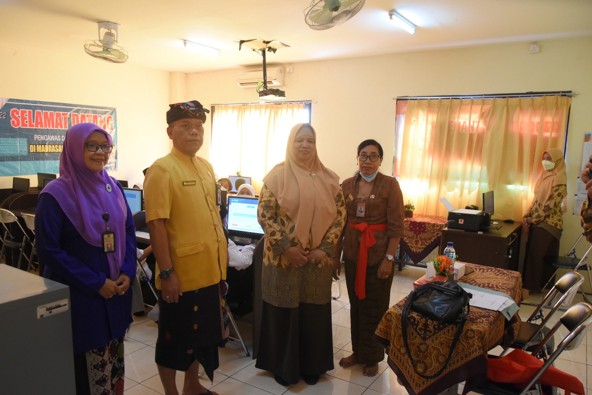 Monitoring Pelaksanaan ANBK dan Penyerahan SK SRA di MI Tawakkal Denpasar