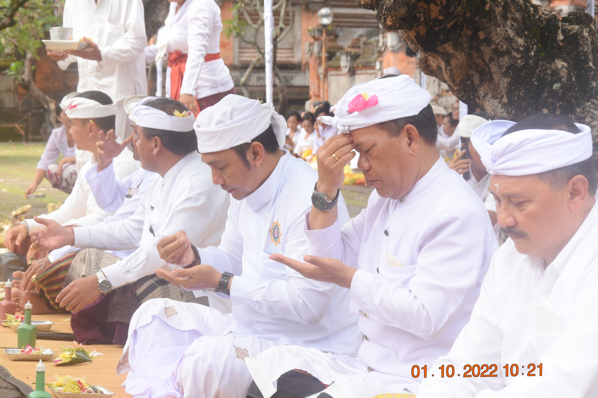 Persembahyangan Bersama Pejabat Pemkot Denpasar Serangkaian Hari Suci Tumpek Wayang