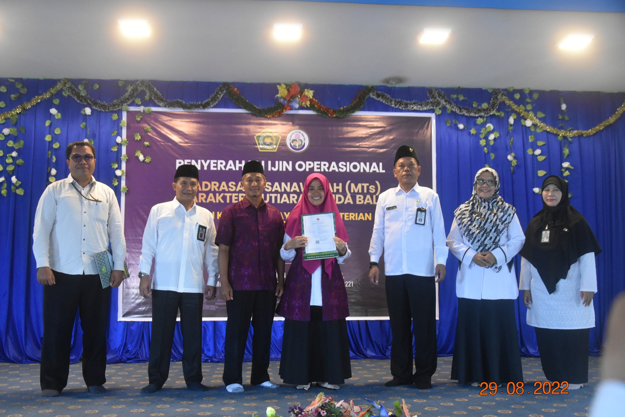 Penyerahan Ijin Operasional Madrasah Tsanawiyah (MTs) Karakter Mutiara Bunda Bali oleh Kanwil Kementerian Agama Provinsi Bali