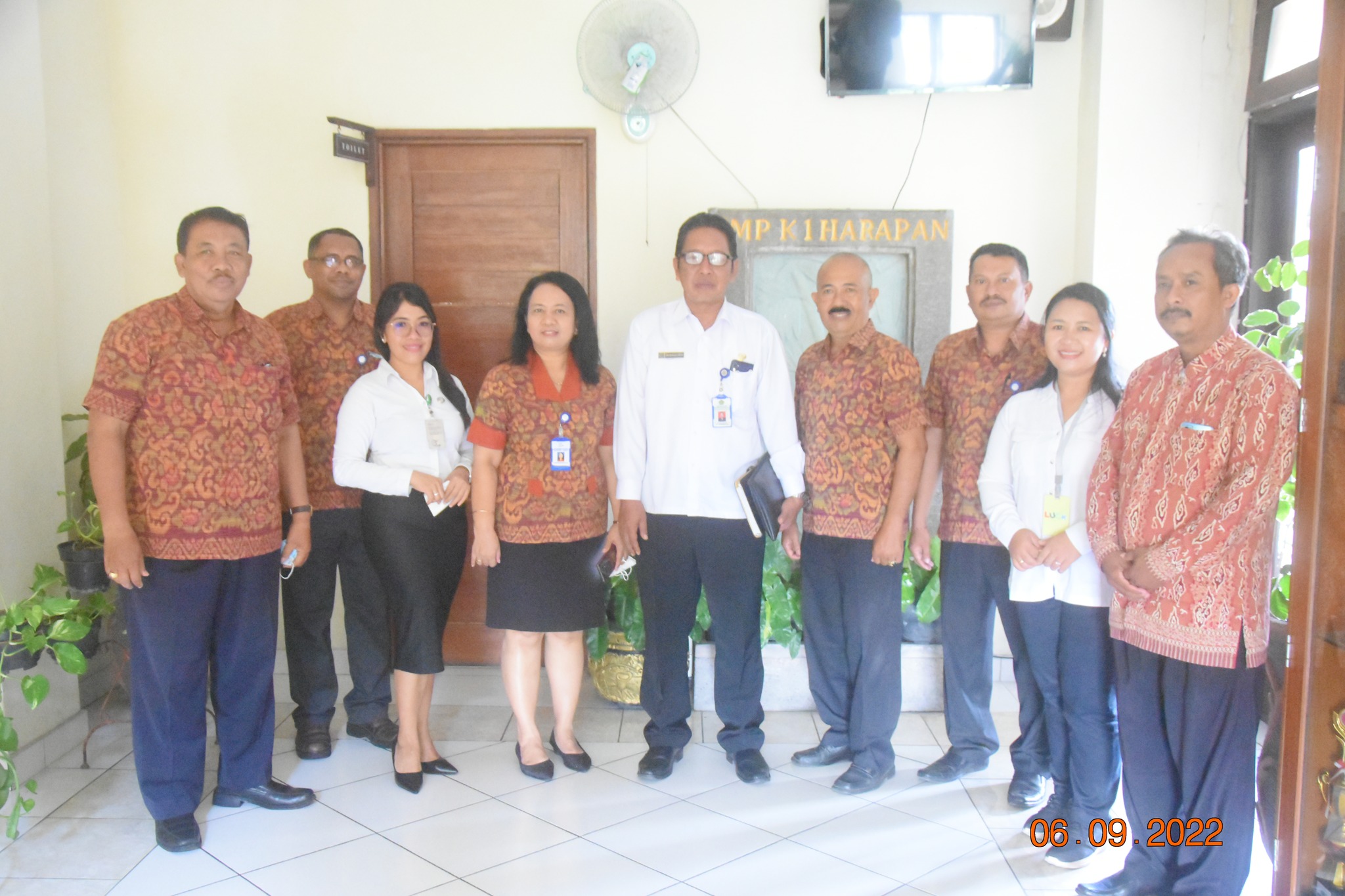 Penguatan Moderasi Beragama di Sekolah, Ka. Subbag TU Lakukan Audiensi ke SMP Kristen 1 Harapan Denpasar