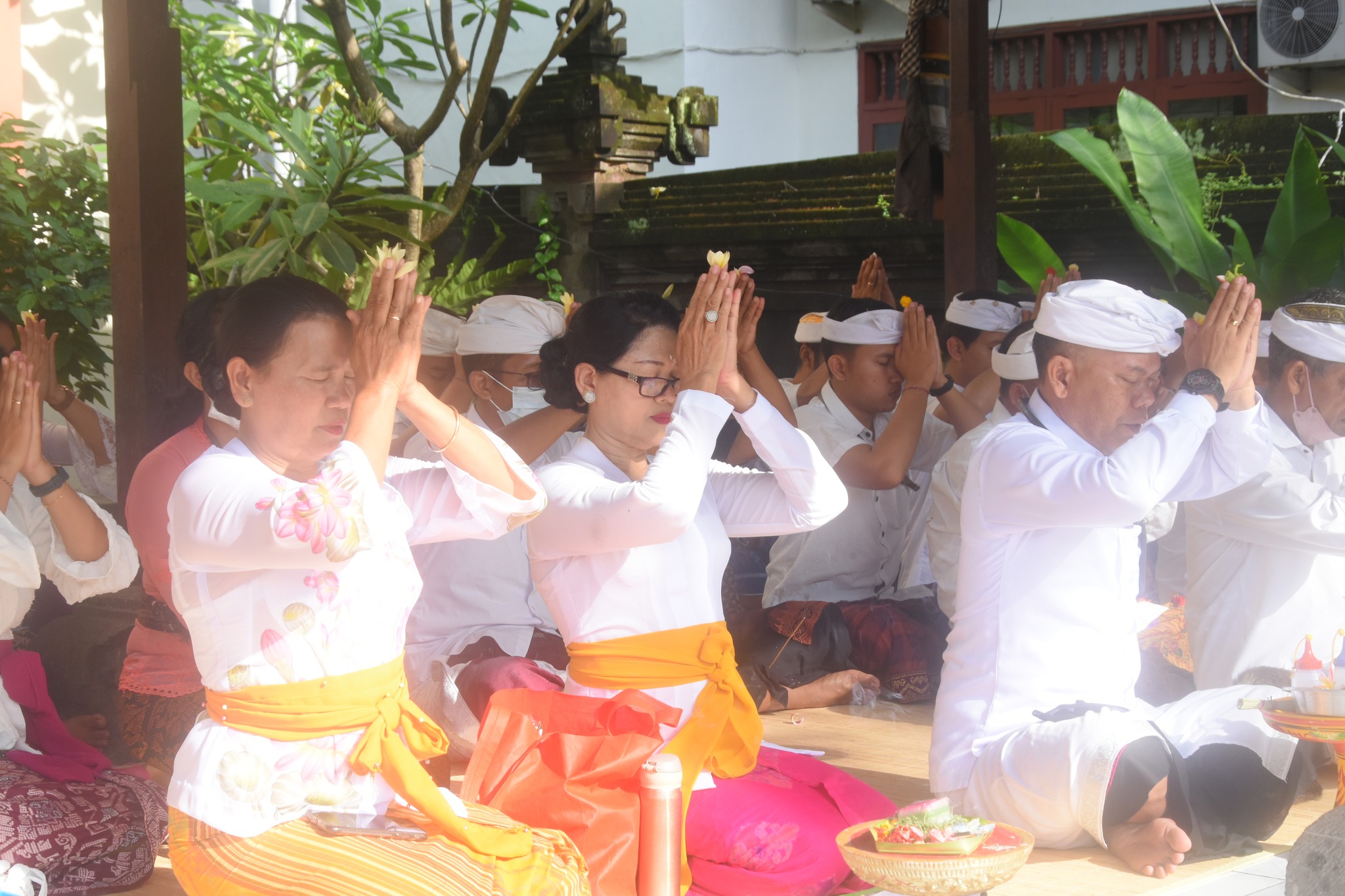 Persembahyangan Jajaran Hindu di Hari Suci Purnama