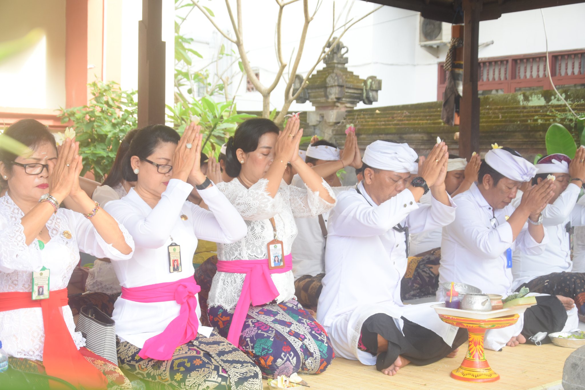 Persembahyangan Jajaran Hindu di Hari Suci Purnama serta Ngatur Piuning Atas Dilantiknya Pimpinan Baru di Lingkungan Kantor Kemenag Kota Denpasar