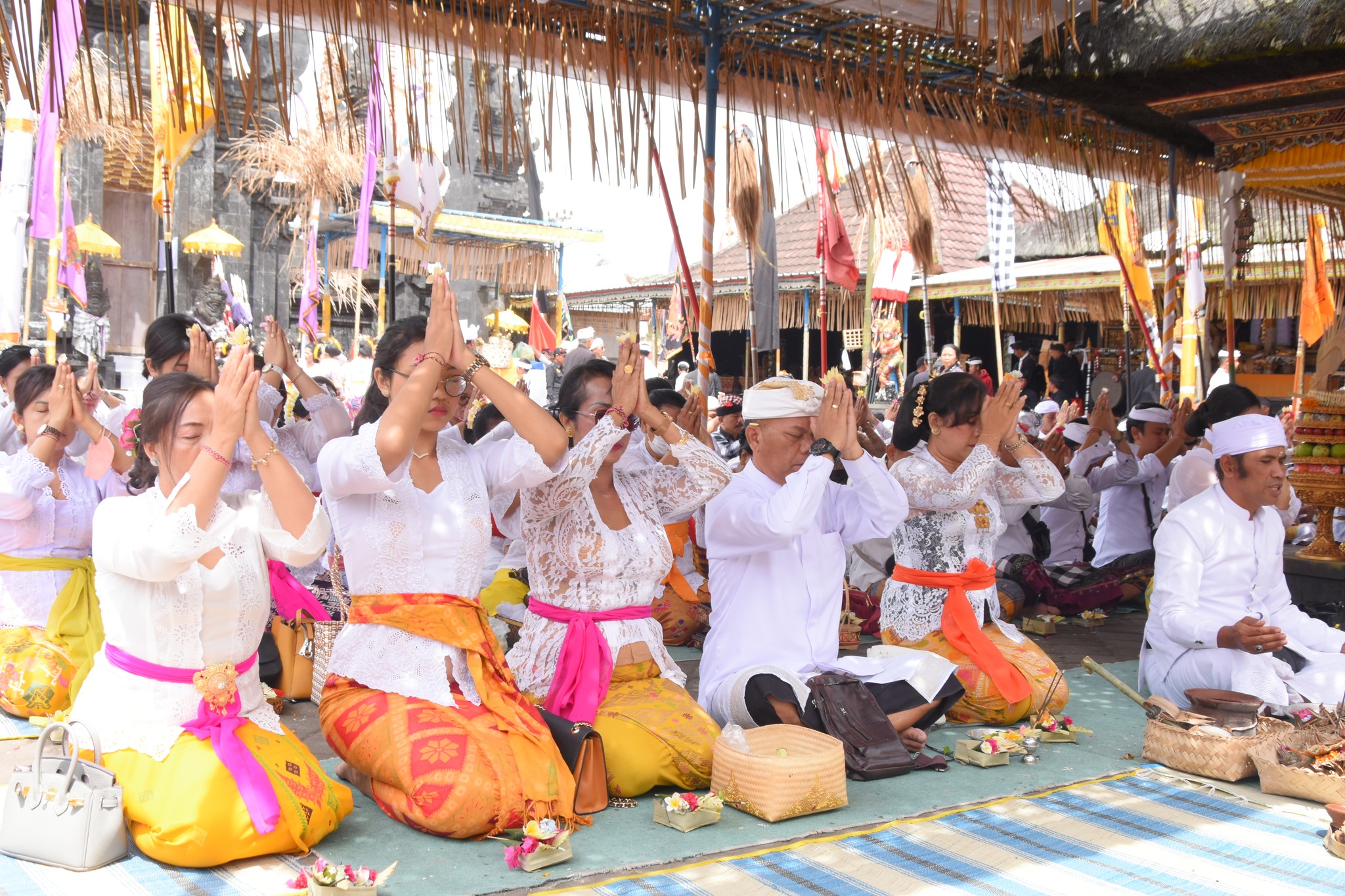 Bhakti Penganyar Pemerintah Kota Denpasar di Pura Tuluk Biyu Batur