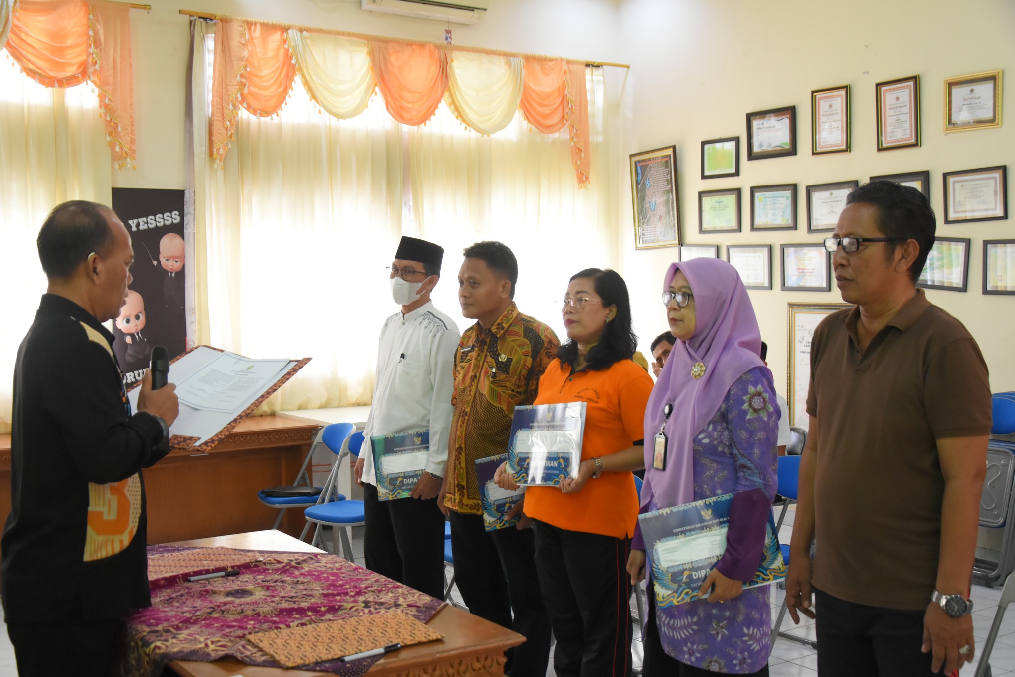 Penyerahan DIPA Tahun 2023 dan Penandatangan Pakta Integritas di Lingkungan Kantor Kementerian Agama Kota Denpasar