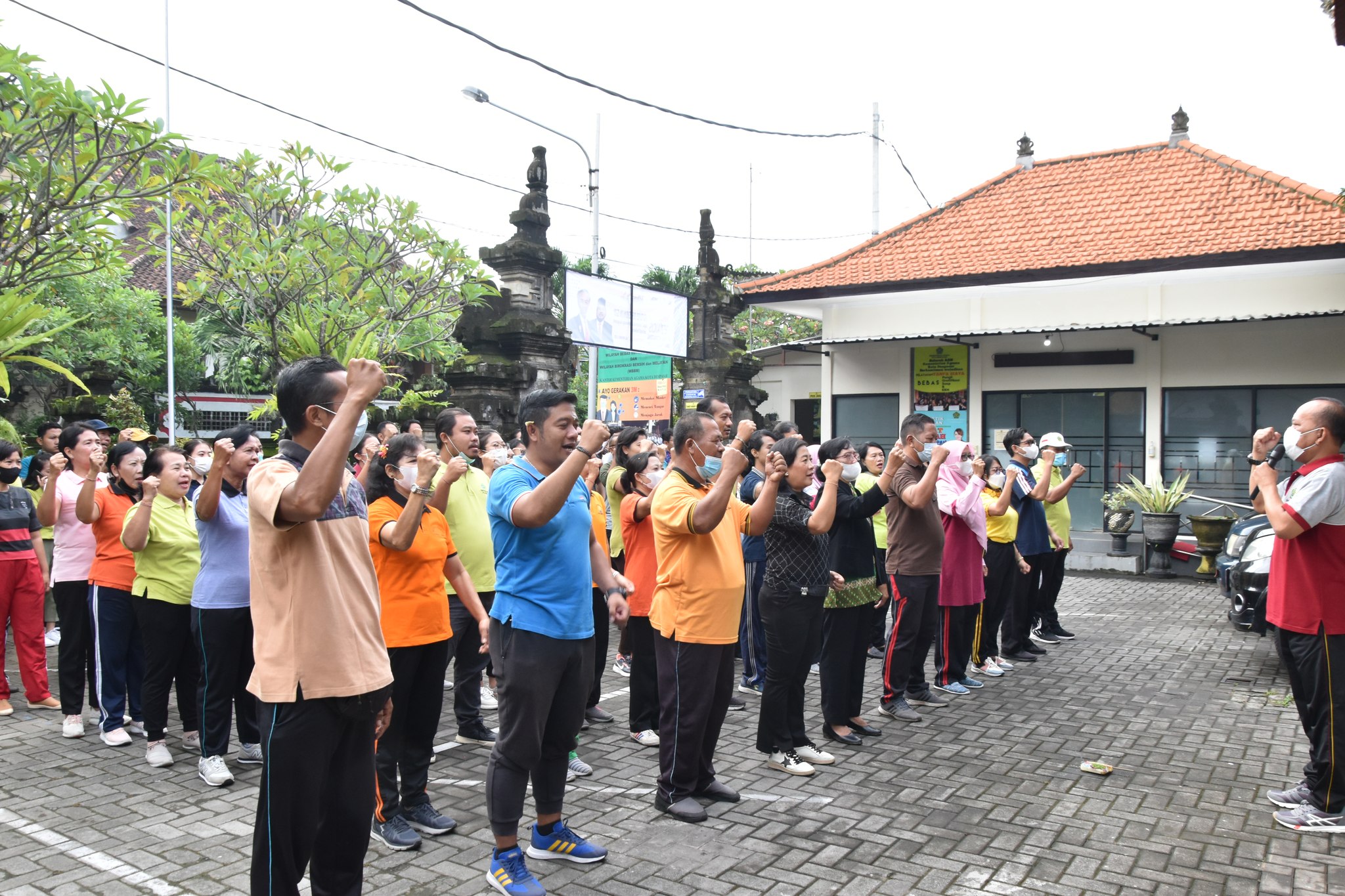 Briefing Jumat, Rawat dan Jaga Kebersihan Kantor Bersama