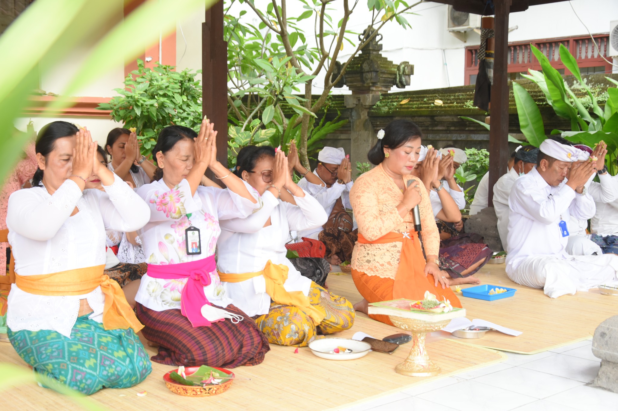 Persembahyangan Jajaran Hindu di Hari Suci Purnama