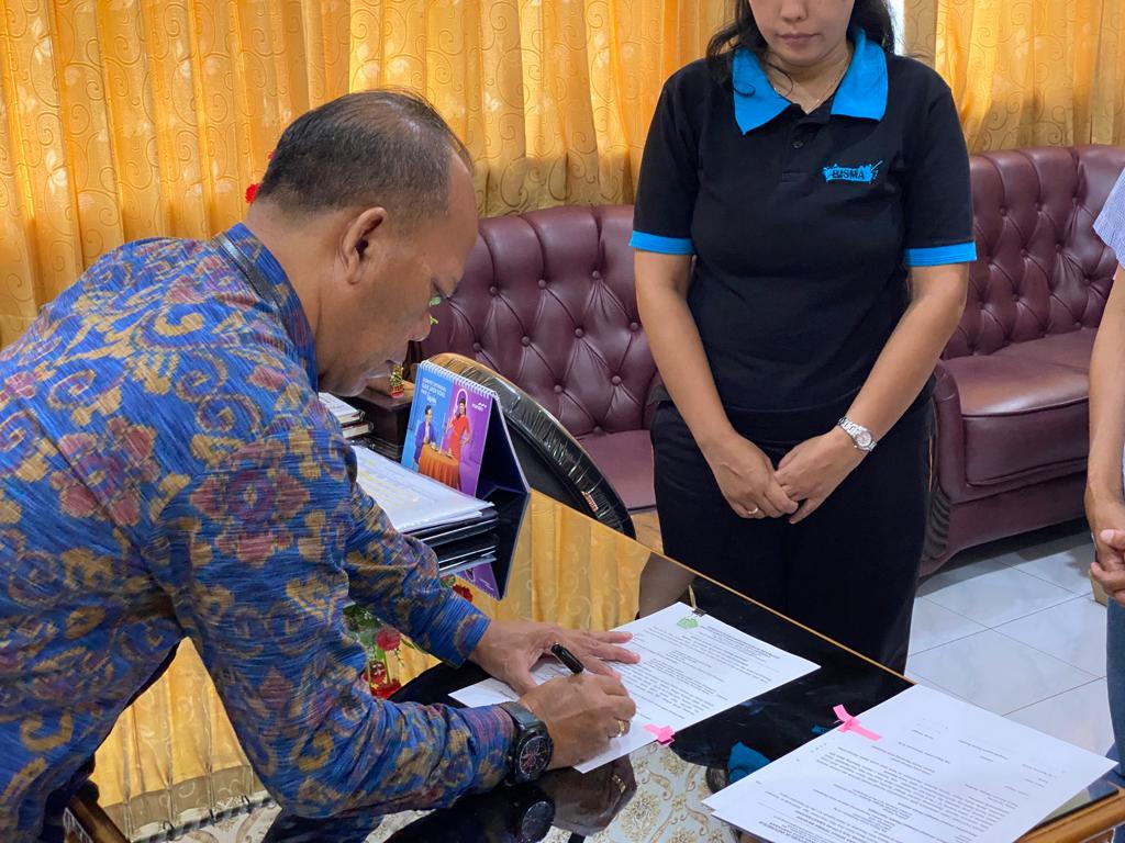 Penandatanganan Berita Serah Terima Bantuan Operasional Sekolah Minggu Buddha (SMB) Kota Denpasar