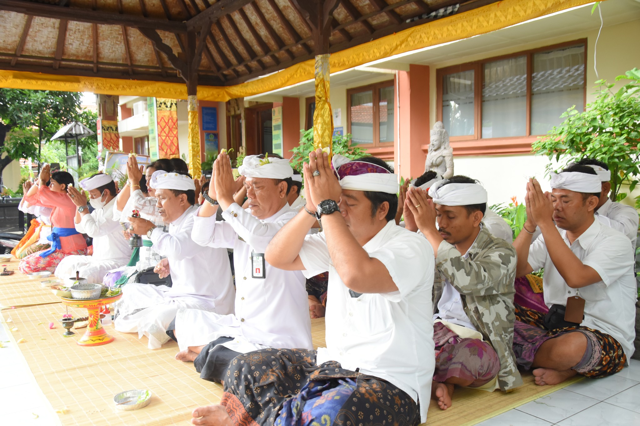 Persembahyangan Jajaran Hindu di Hari Suci Purnama Mengawali Tahun 2023