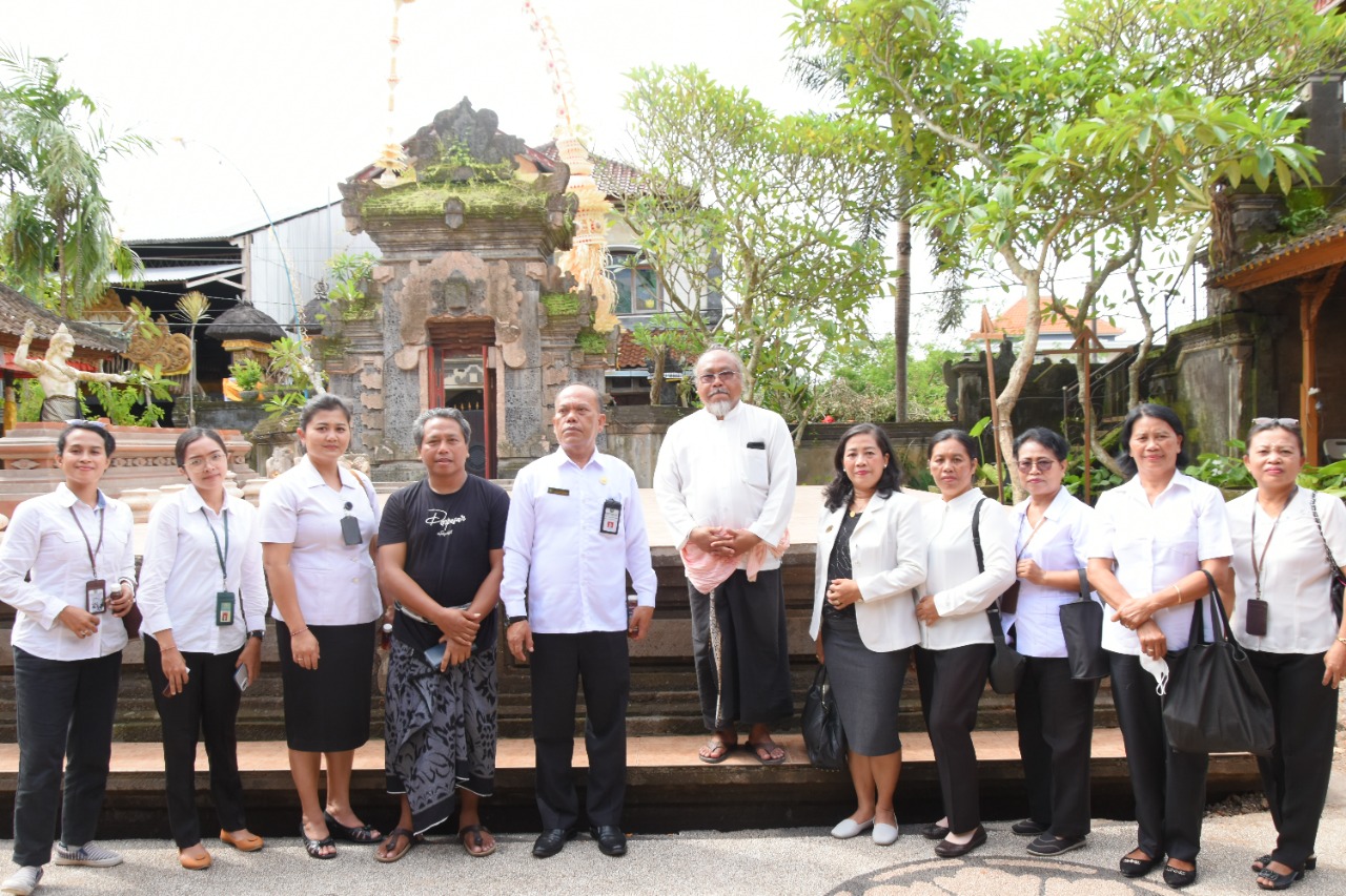 Kepala Kantor Tinjau Griya Padukuhan Samiaga Penatih Yang Mengalami Musibah
