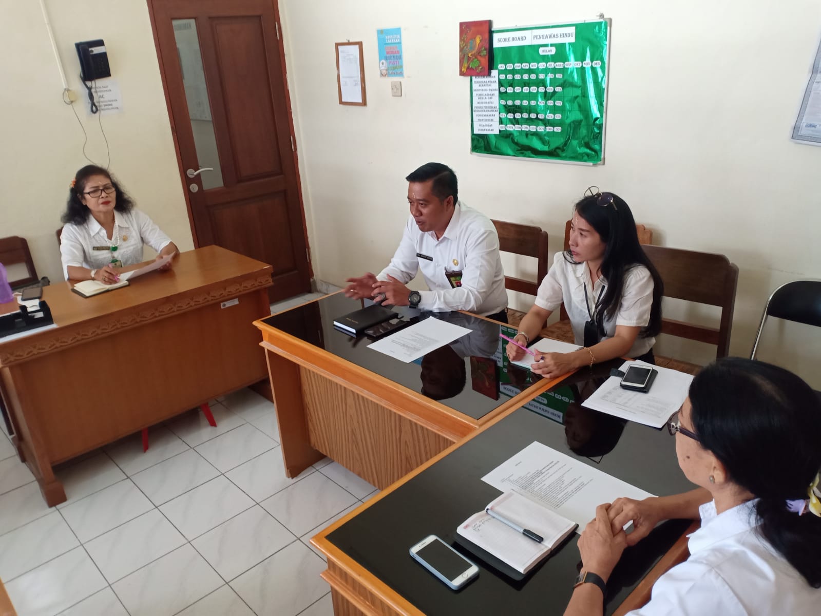 Seksi Pendidikan Hindu Laksanakan Rapat Pemberkasan Semeseteran Guru Agama Hindu