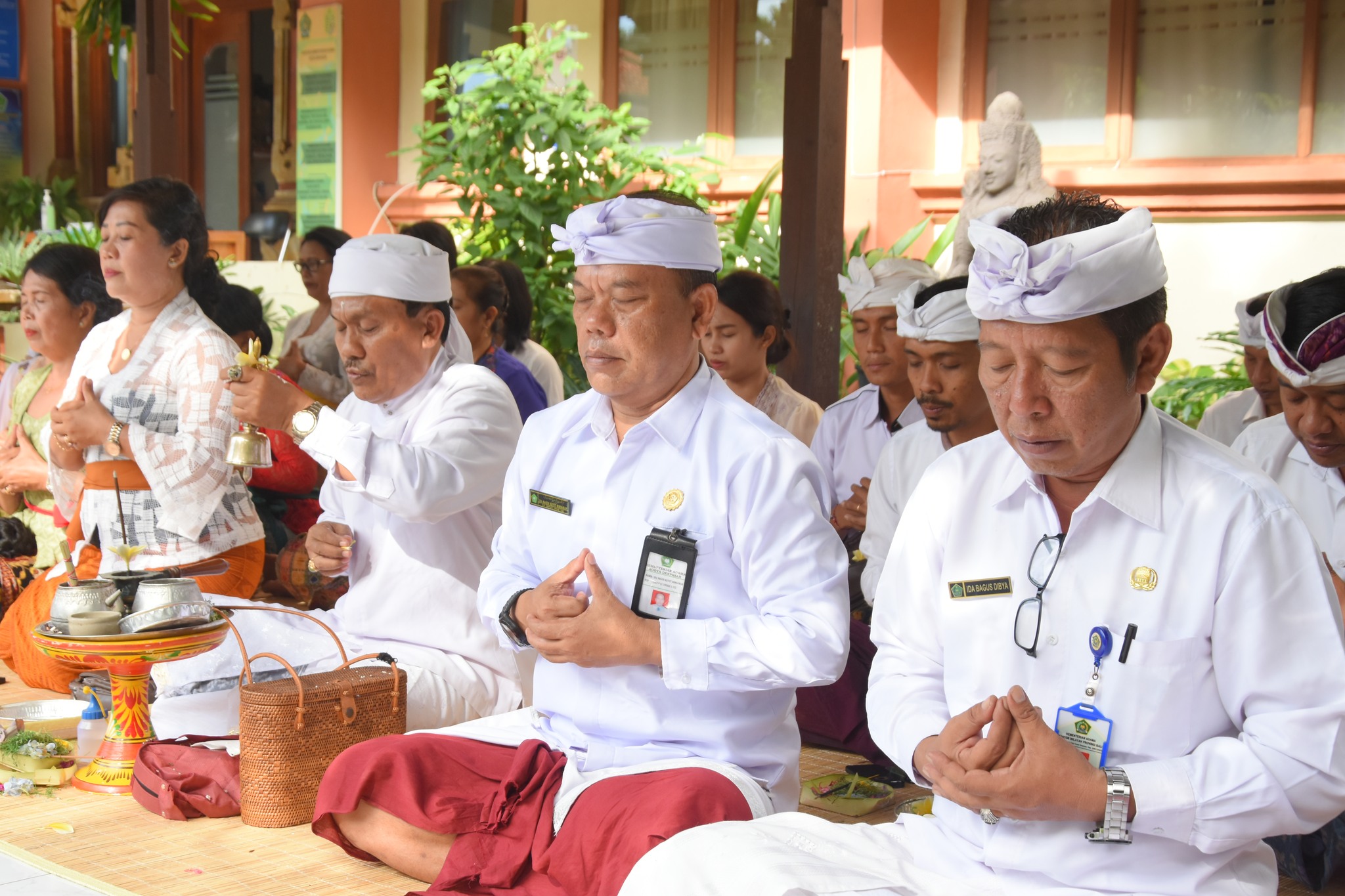 Sembahyang Bersama Jajaran Hindu di Hari Suci Purnama Sasih Kedasa