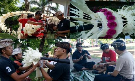 Lapangan Lumintang Bertaburkan Penjor