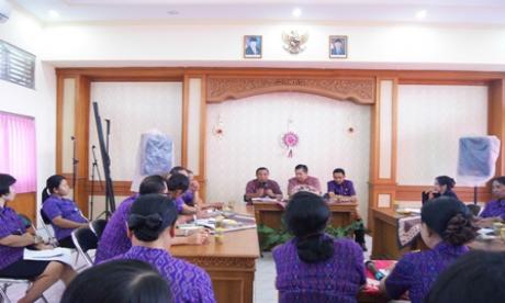 Persiapan Piodalan Pura Dharma Kerti Kantor Kementerian Agama Kota Denpasar