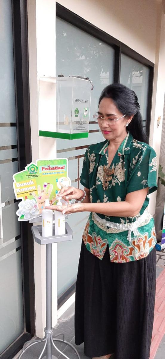 Kepala Kantor Praktekan Cara Mencuci Tangan dan Penggunaan Hand Sanitizer Yang Benar