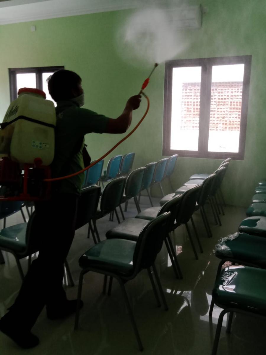 Penyemprotan Disinfektan di KUA Kec. Denpasar Utara