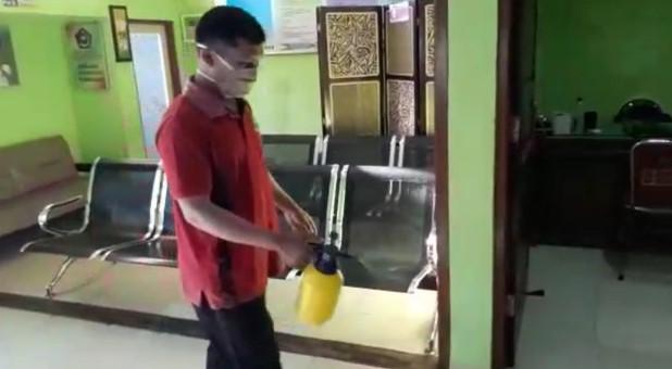 KUA Denbar Lakukan Penyemprotan Desinfektan
