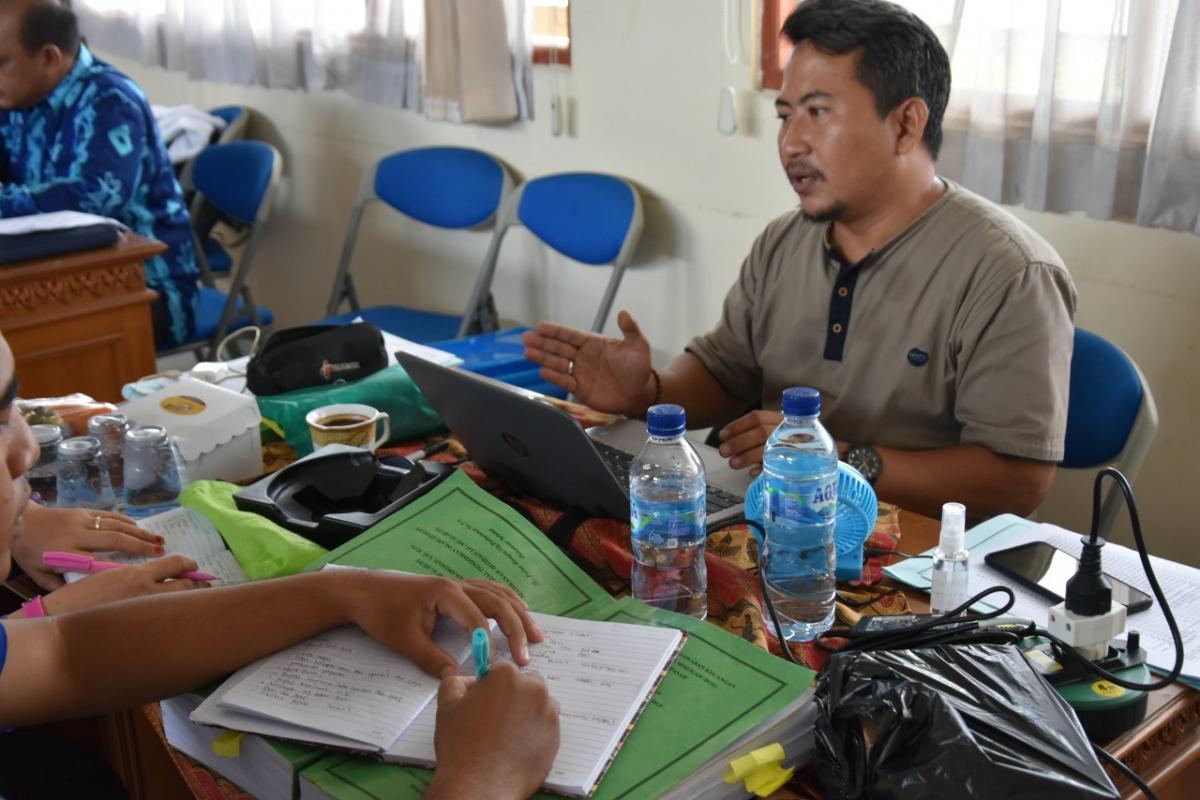 Pembagian Sanitizer untuk Tim Audit Kinerja