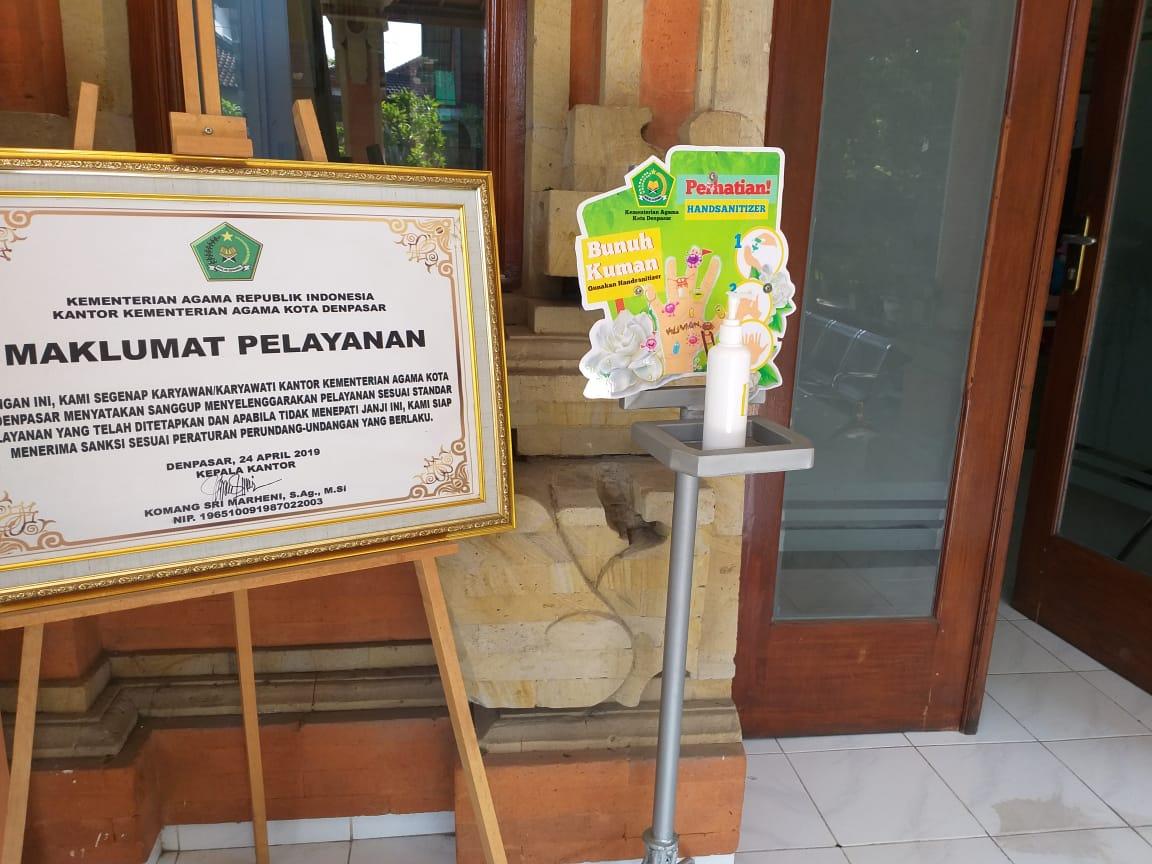 Penempatan Hand Sanitizer di Beberapa Sudut Ruangan