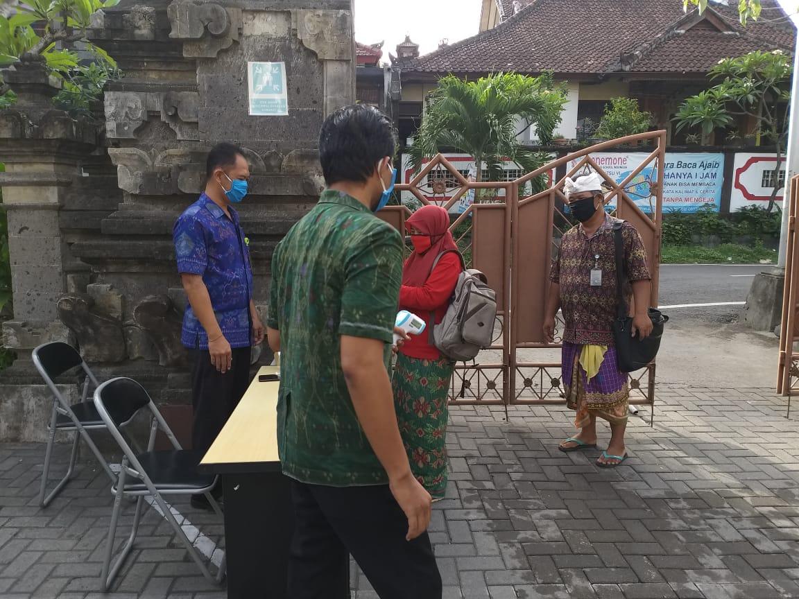 Tertib Menggunakan Masker dan Memakai Handsainitizer Sebelum Beraktivitas di Ruangan