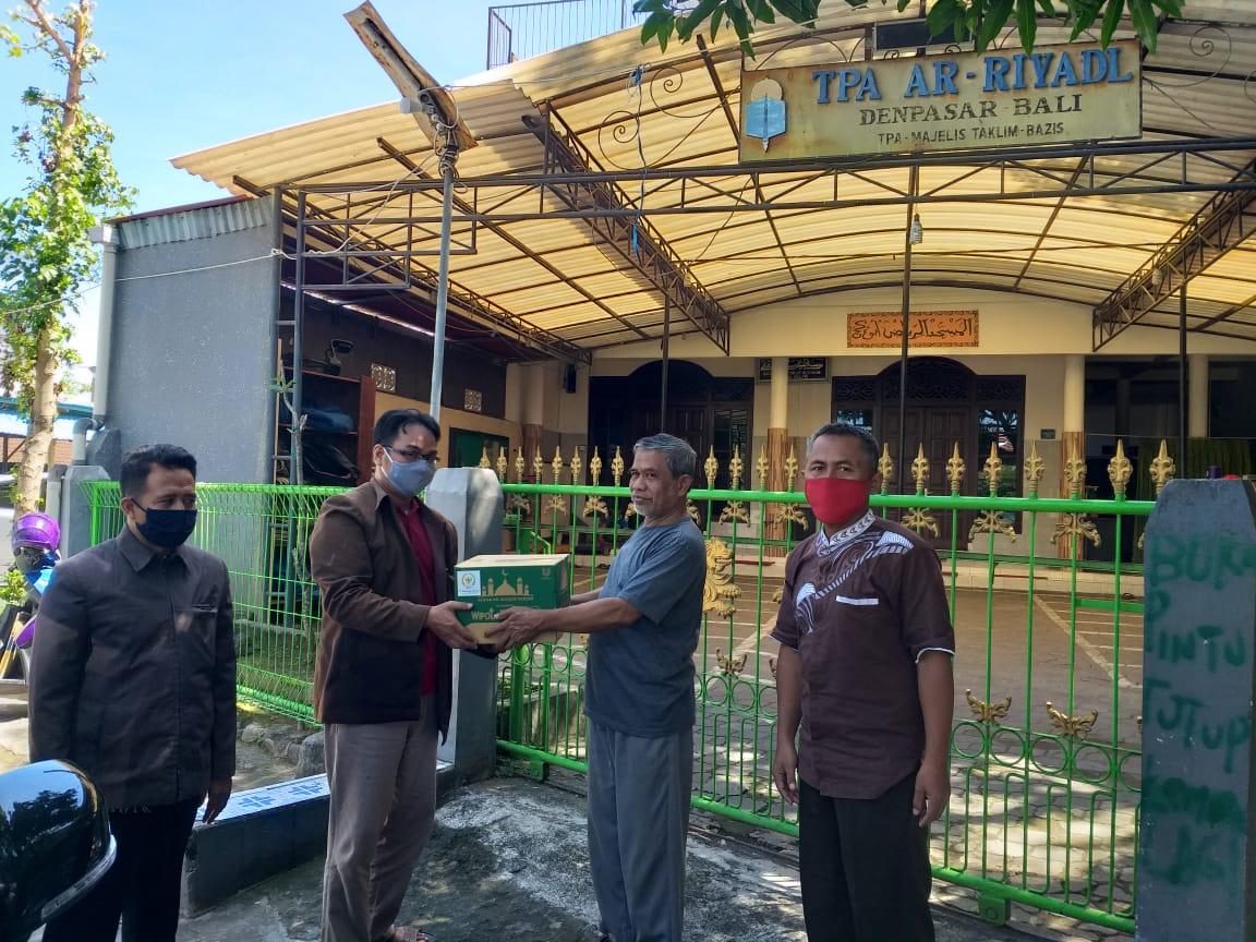 Penyuluh Agama Islam PNS & Non PNS Distribusikan Alat Kebersihan