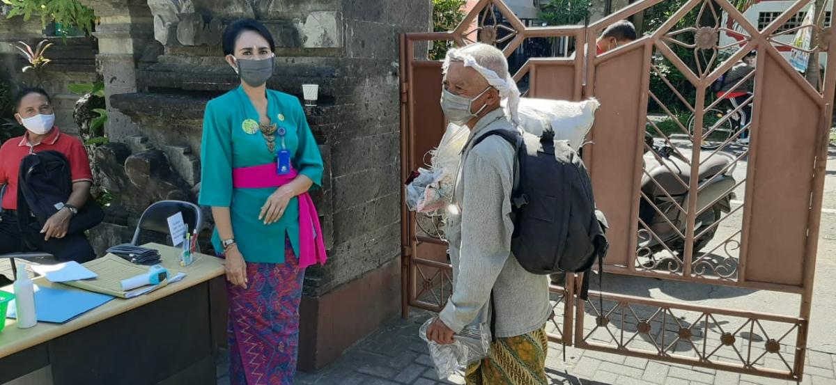 Pembagian Masker Bagi Warga Sekitar Yang Membutuhkan