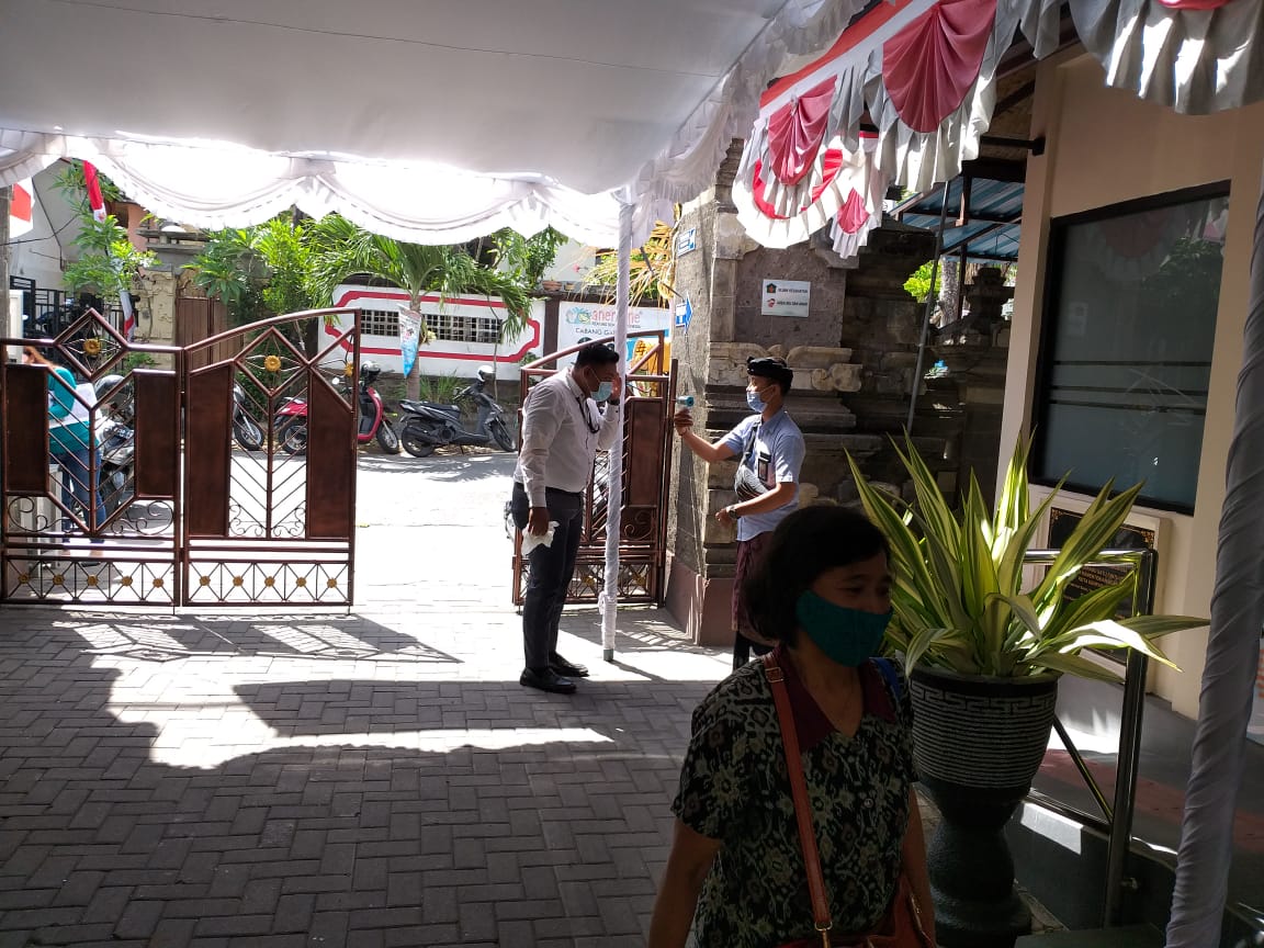 Cek Suhu Tubuh Saat Akan Memasuki lingkungan Kantor