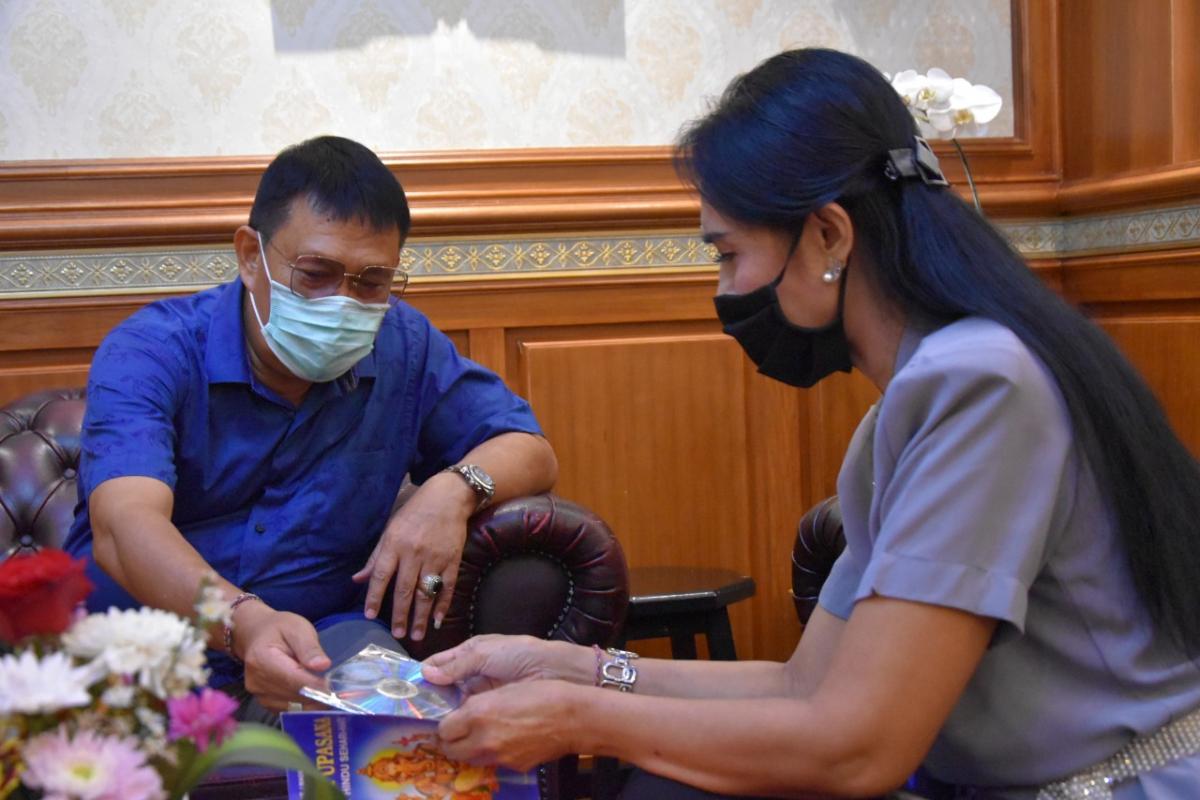 Penyerahan Buku Doa Tri Sandhya dan Kramaning Sembah