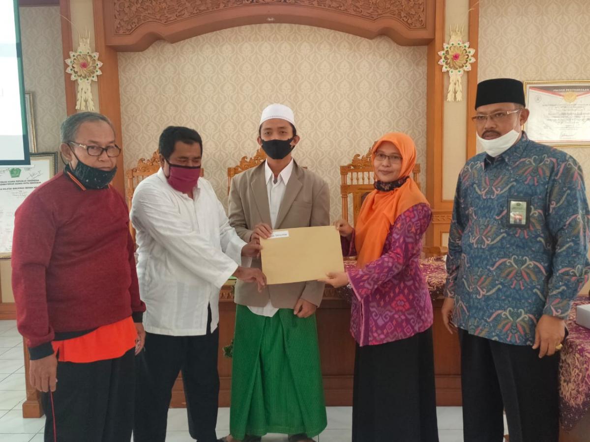 Penyerahan Bantuan Pembelajaran Daring