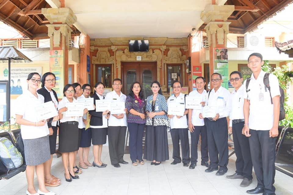 Penyerahan Bantuan Sosial Kepada Widya Acarya, KKG & MGMP Tahun 2020