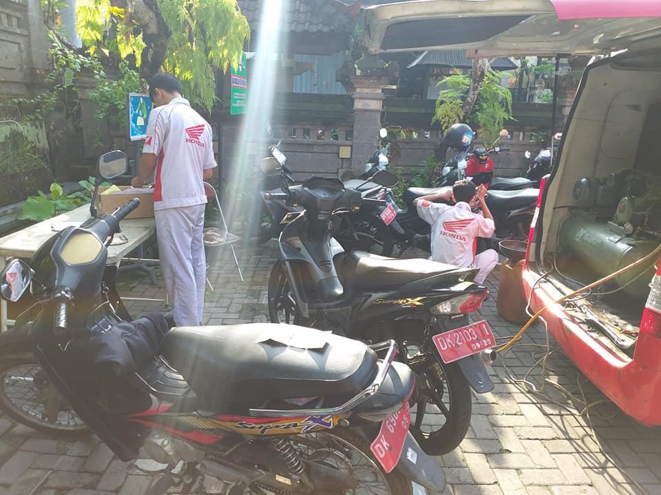 Service Motor Honda Dinas oleh Petugas Bengkel Keliling