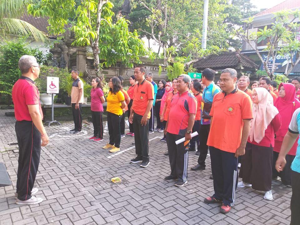 Jumat Act of Cleaning Lingkungan Kantor