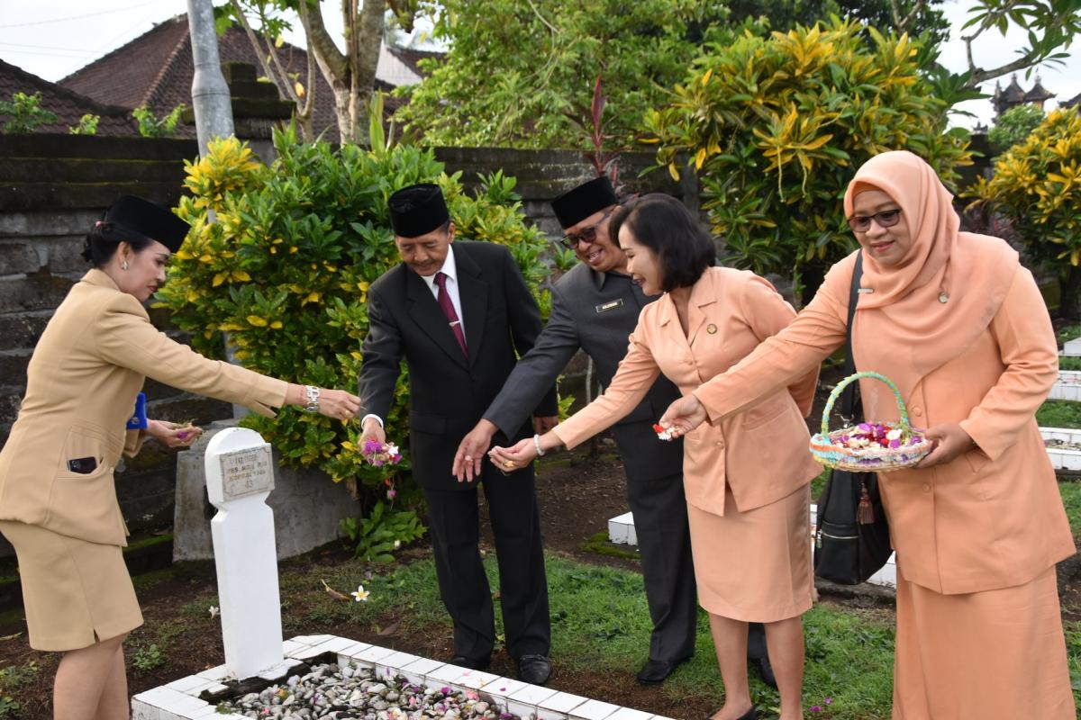 Ziarah dan Tabur Bunga