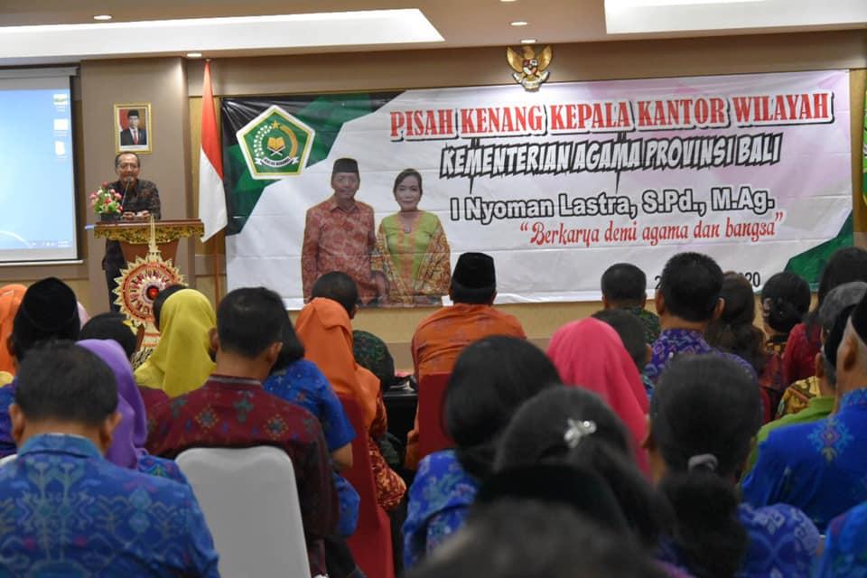PISAH KENANG KEPALA KANTOR & KETUA DHARMA WANITA PERSATUAN KANTOR WILAYAH KEMENTERIAN AGAMA PROVINSI BALI