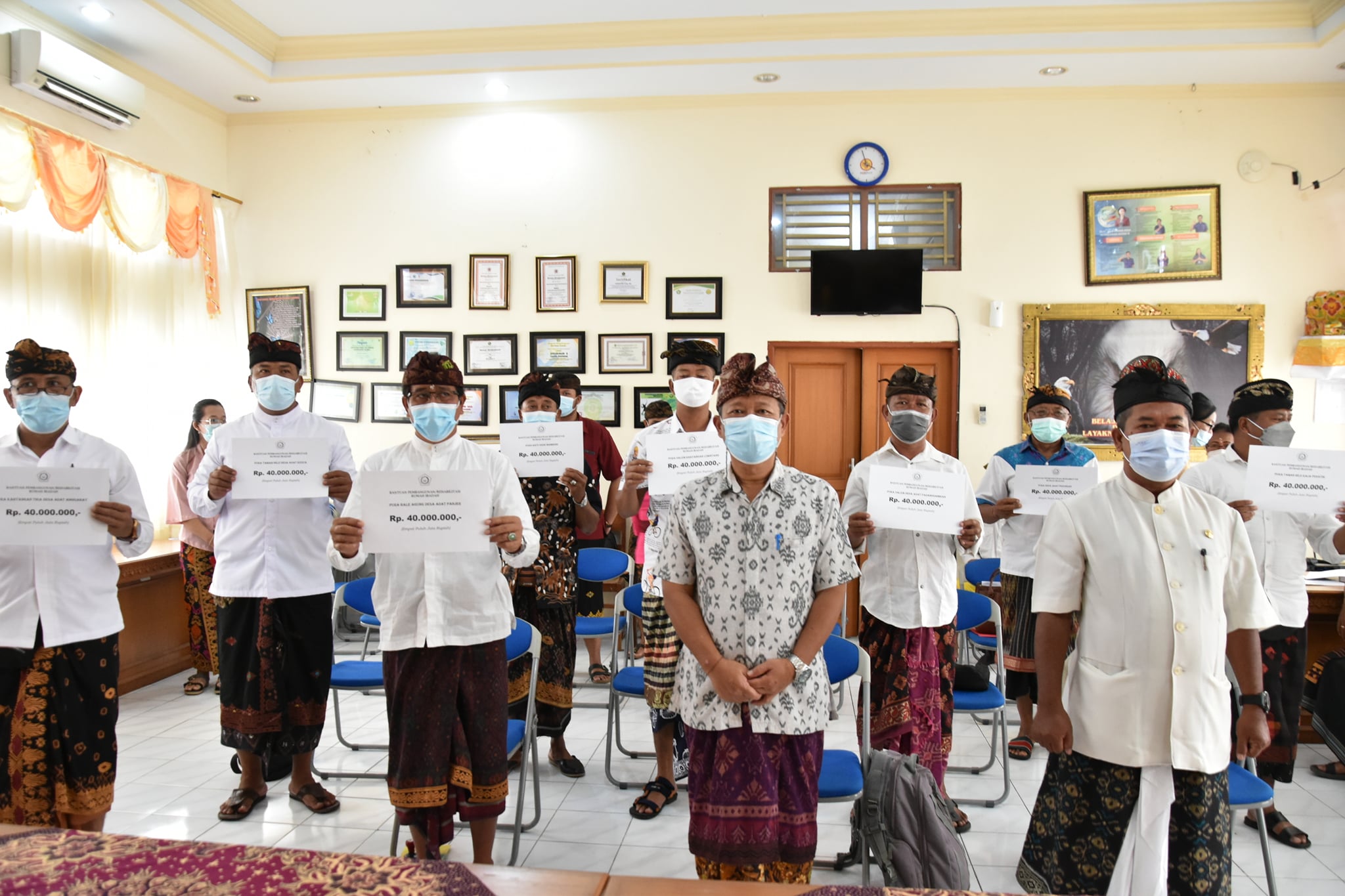 Kemenag Kota Denpasar Berikan Bantuan Rumah Ibadah Pura