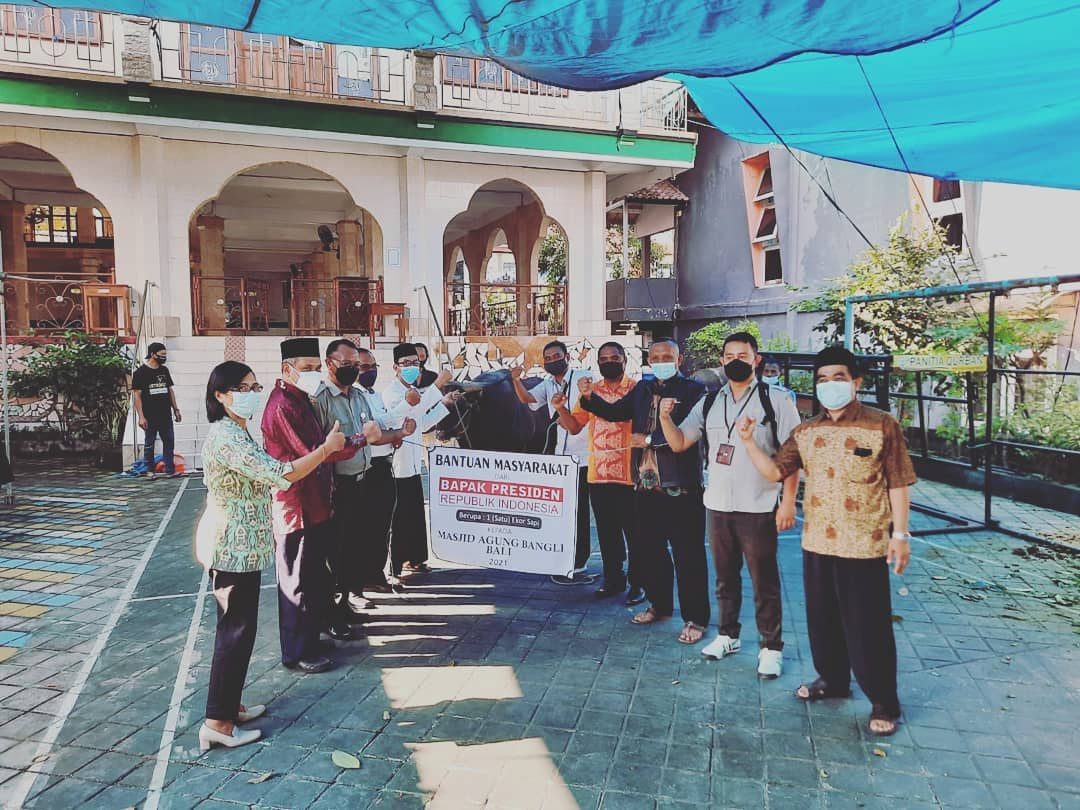 Presiden RI, Bapak Joko Widodo Menyerahkan Satu Ekor Sapi Kurban Untuk Masjid Agung Bangli
