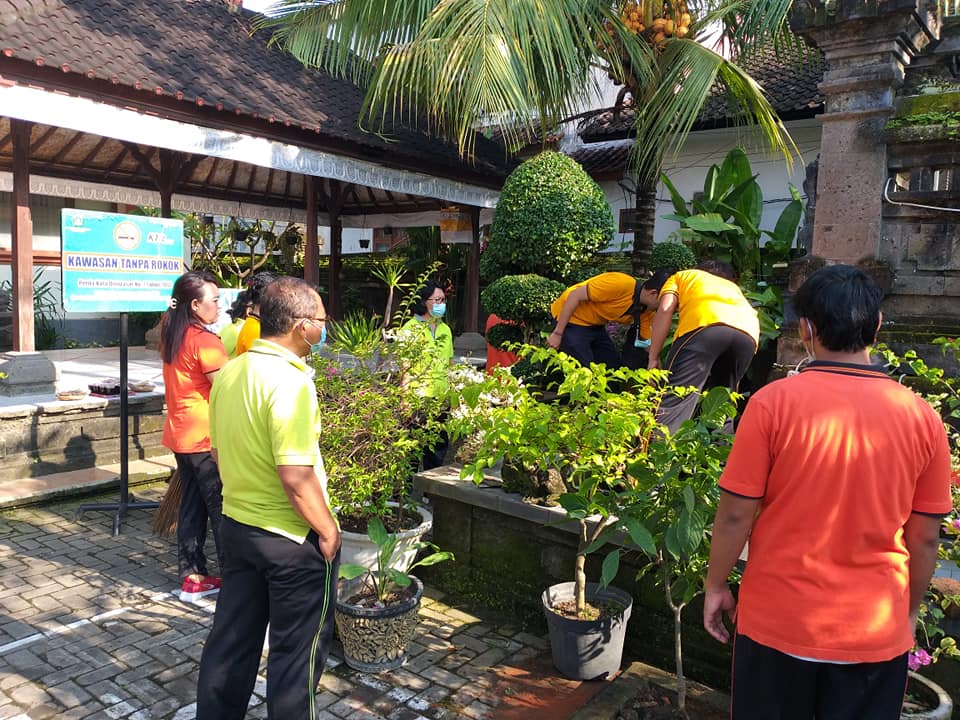 Semangat Jajaran Kemenag Kota Denpasar  Kerja Bakti di Hari Jumat
