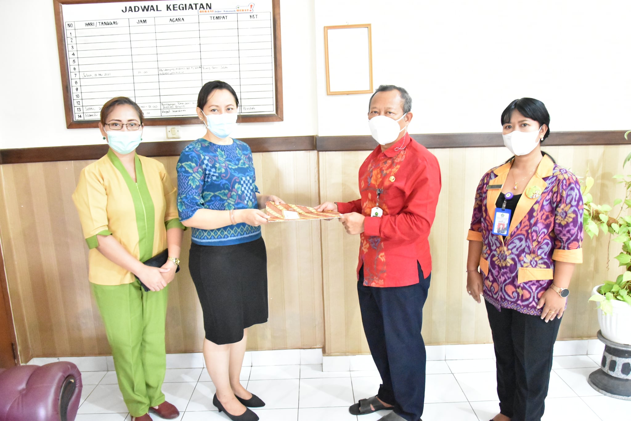 Kepala Kantor Serahkan Perpanjangan MOU RSIA Puri Bunda Denpasar