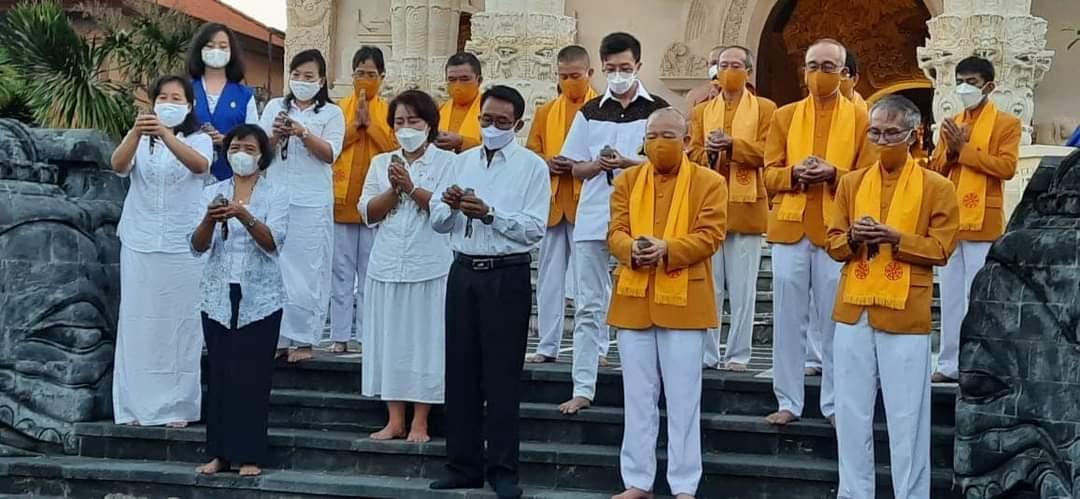 Penyelenggara Buddha Monitoring Perayaan Waisak di Vihara Buddha Sakyamuni, Denpasar