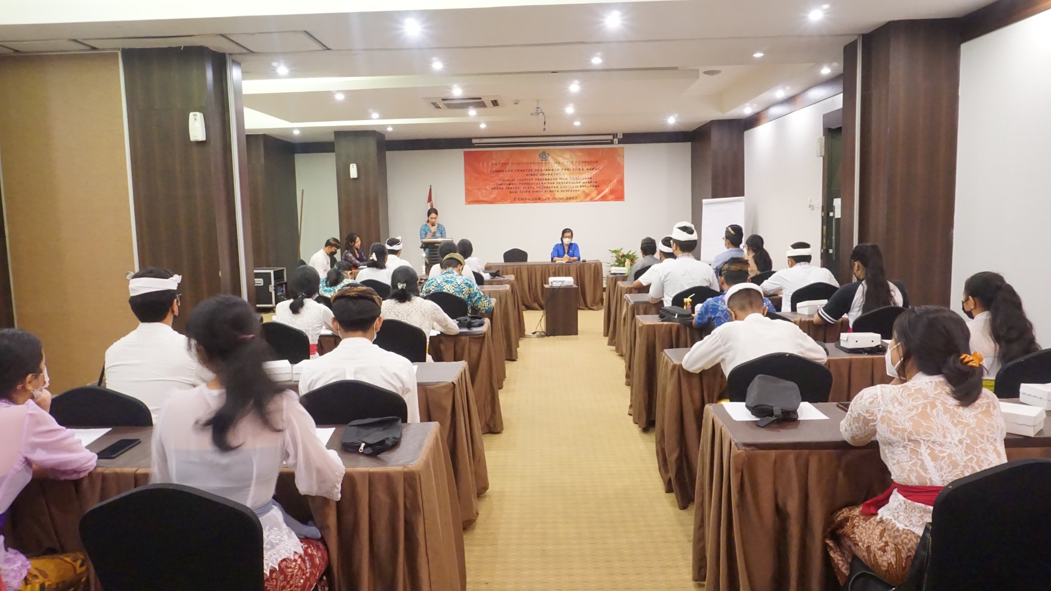 Siswa Remaja se-Kota Denpasar antusias mengikuti "Pembinaan Praktek Keagamaan Bagi Siswa Agama Hindu Tahun 2022"